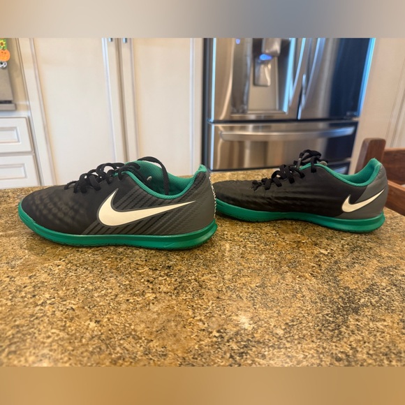 Nike MagistaX Indoor Soccer Court Shoe, Size 3Y - Like New - Picture 1 of 6